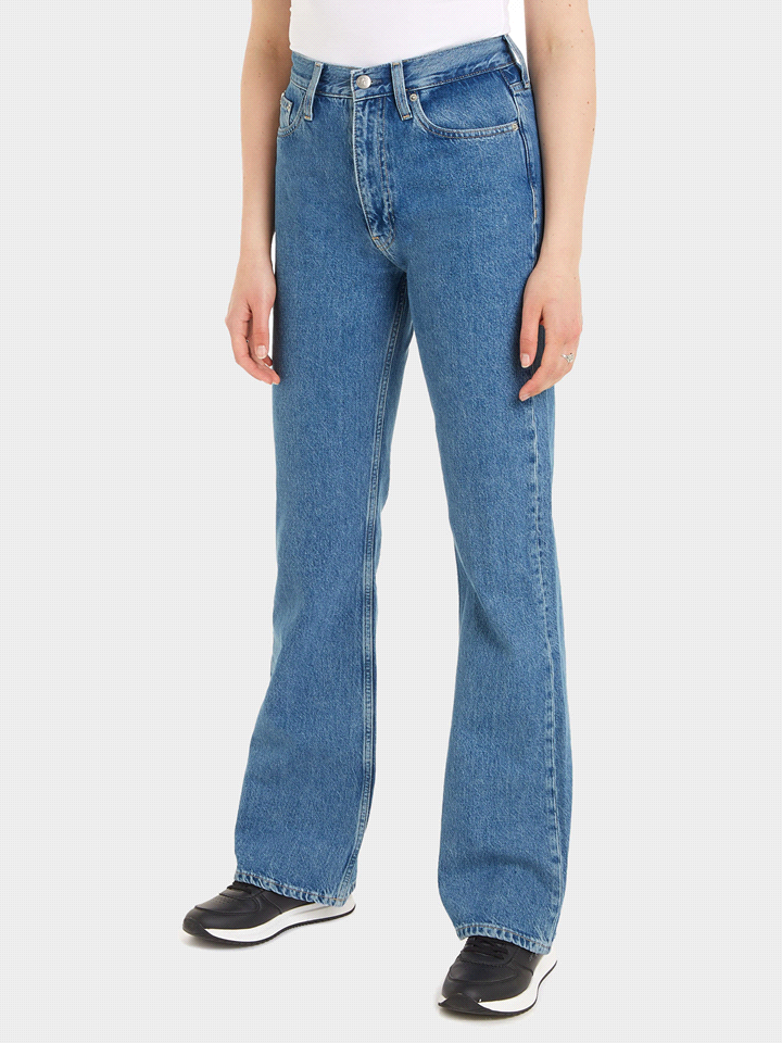 I jeans AUTHENTIC BOOTCUT di CALVIN KLEIN JEANS presentano un design classico con una linea svasata per un look casual e senza tempo. Realizzati in denim puro al 100% cotone, questi jeans a cinque tas... 