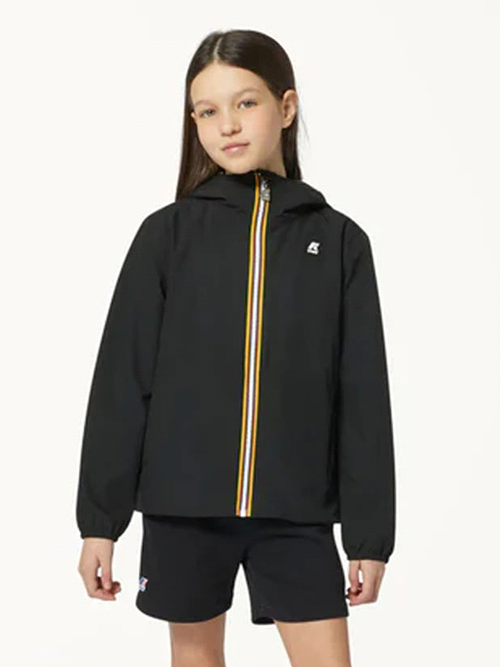 La giacca per bambine K-WAY MARGUERITE con vestibilità regolare e design reversibile, regala due stili in uno: da un lato, presenta un tessuto tecnico liscio mentre l