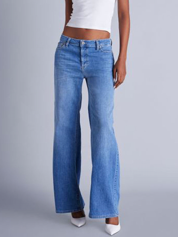 I jeans a palazzo Please sono caratterizzati da una vita regolare e presentano un design classic cinque tasche con chiusura con patta e bottone. L