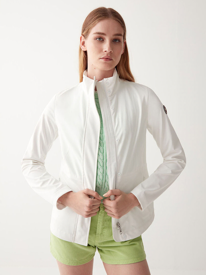 La giacca COLMAR, con il suo design elegante e funzionale, è un must-have per la mezza stagione. Realizzata in un tessuto di 92% poliestere e 8% elastan, assicura una vestibilità regolare confortevole... 